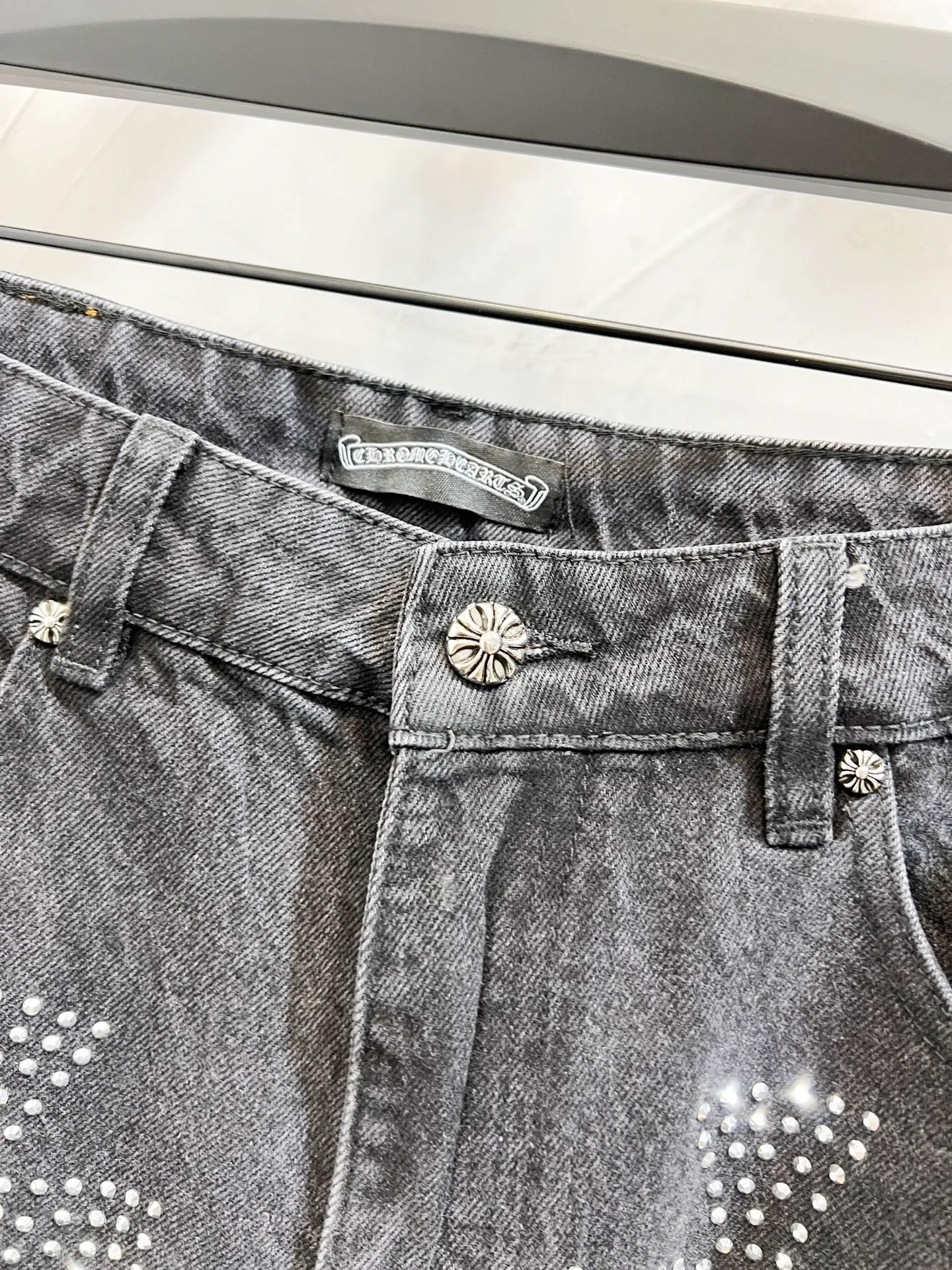 P180 Style number: [M1237] Chrome Hearts SS25 full-print diamond logo straight jeans, same style for men and women, top ceiling quality, styles with different wash textures, very friendly to people with thin legs and thick legs, straight and slim fit very flattering leg shape, timeless moderate length, easy to match, basic styling for various styles, a must-have in the wardrobe! The fabric is stiff but also makes the upper body soft without losing texture. The washing process is even more perfect. It is a must-have item for everyone! ! ! Washed wheat, hang tag, pants label, three labels complete Color: black Size: 30, 32, 34, 36